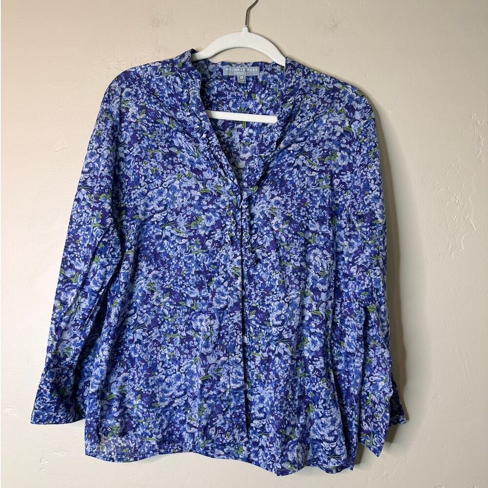 Bloomingdale's Foxcroft wrinkle-free Blue floral button up blouse size 12